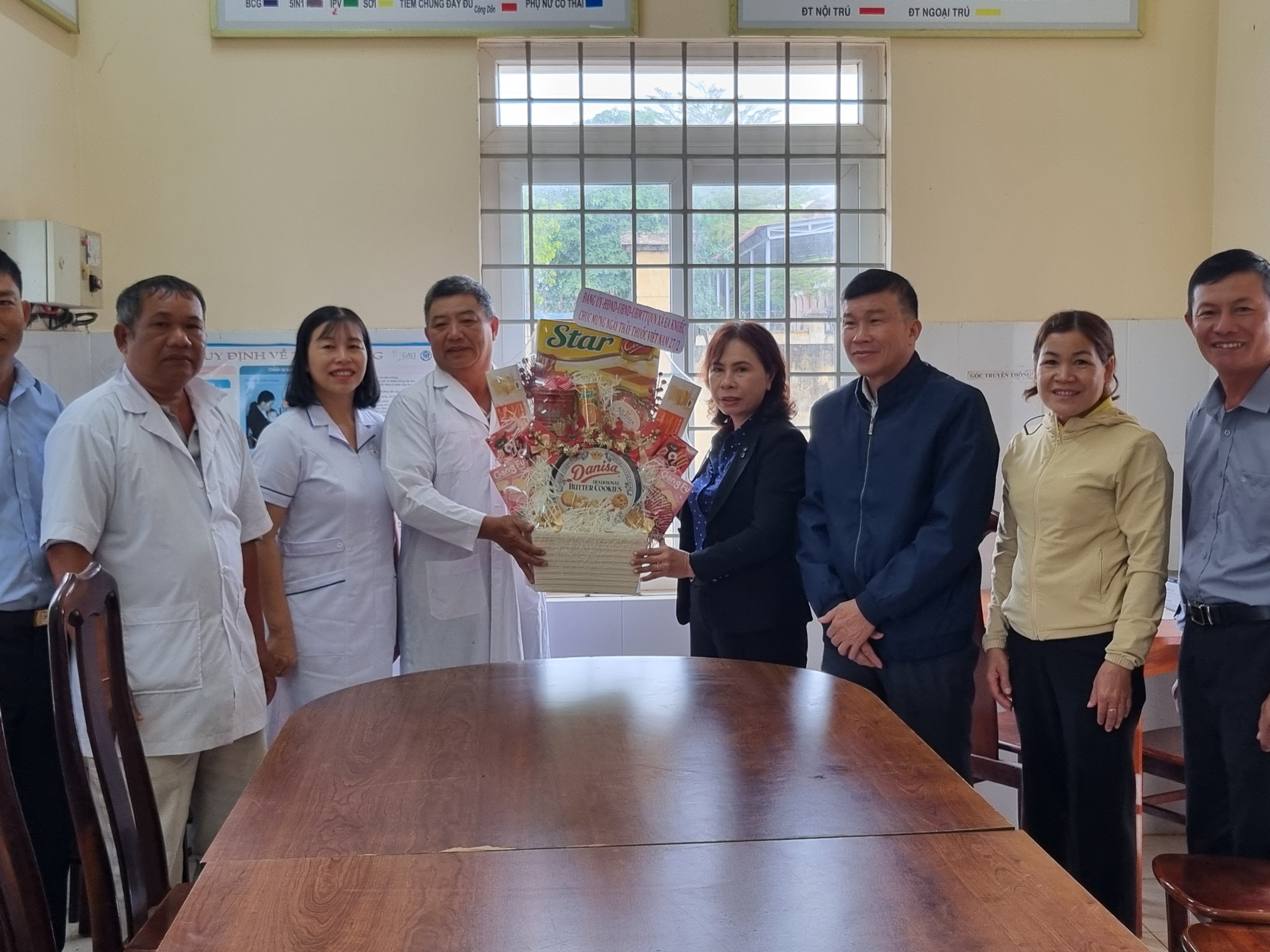 ĐẢNG ỦY – HĐND – UBND UBMTTQ VIỆT NAM XÃ EA KNUẾC THĂM VÀ TẶNG QUÀ CÁC Y BÁC SỸ CỦA TRẠM Y TẾ XÃ  NHÂN NGÀY THẦY THỐC VIỆT NAM 27/2
